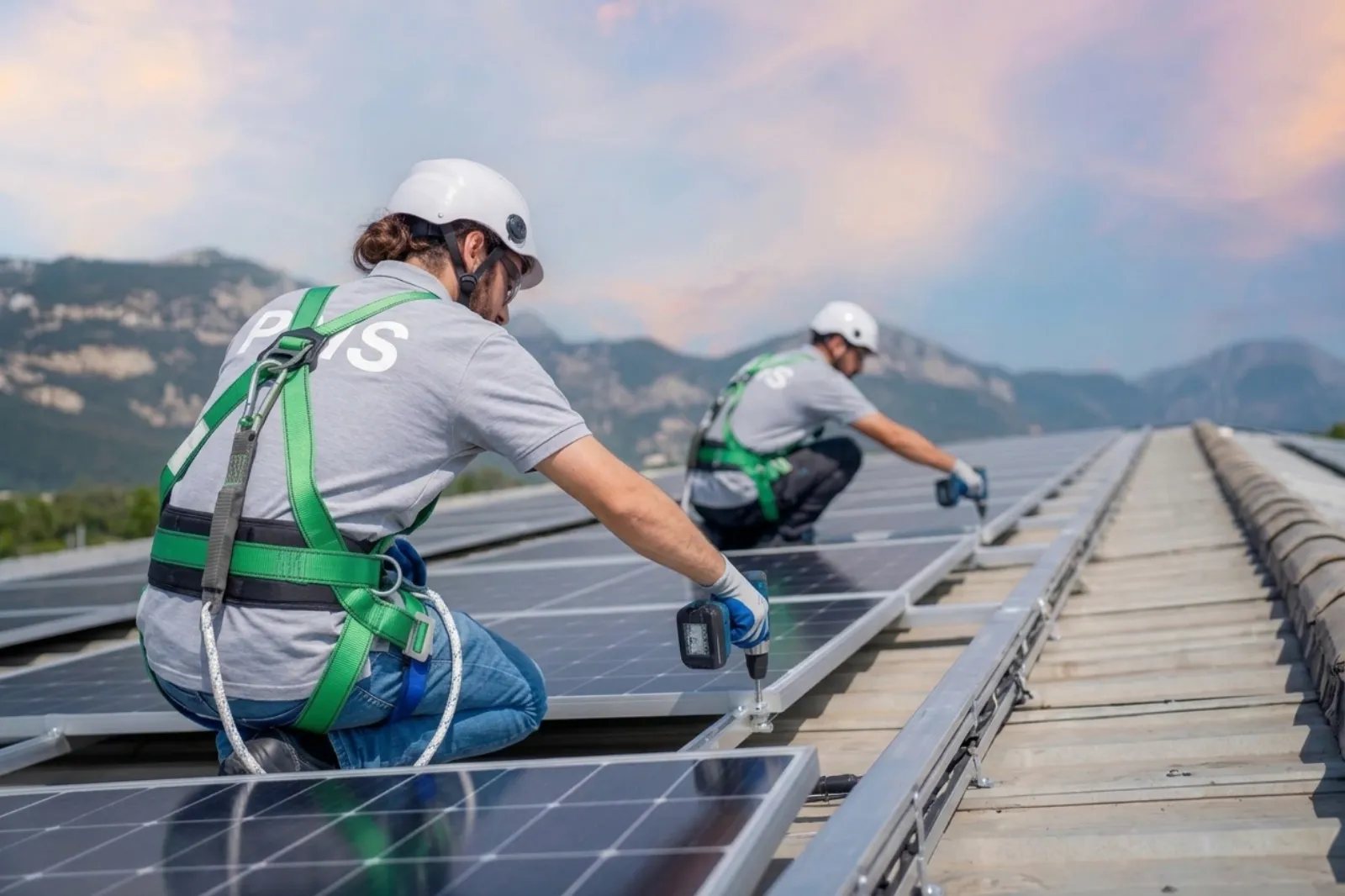 Équipe PNS technicien RGE installation panneaux solaires à Amiens