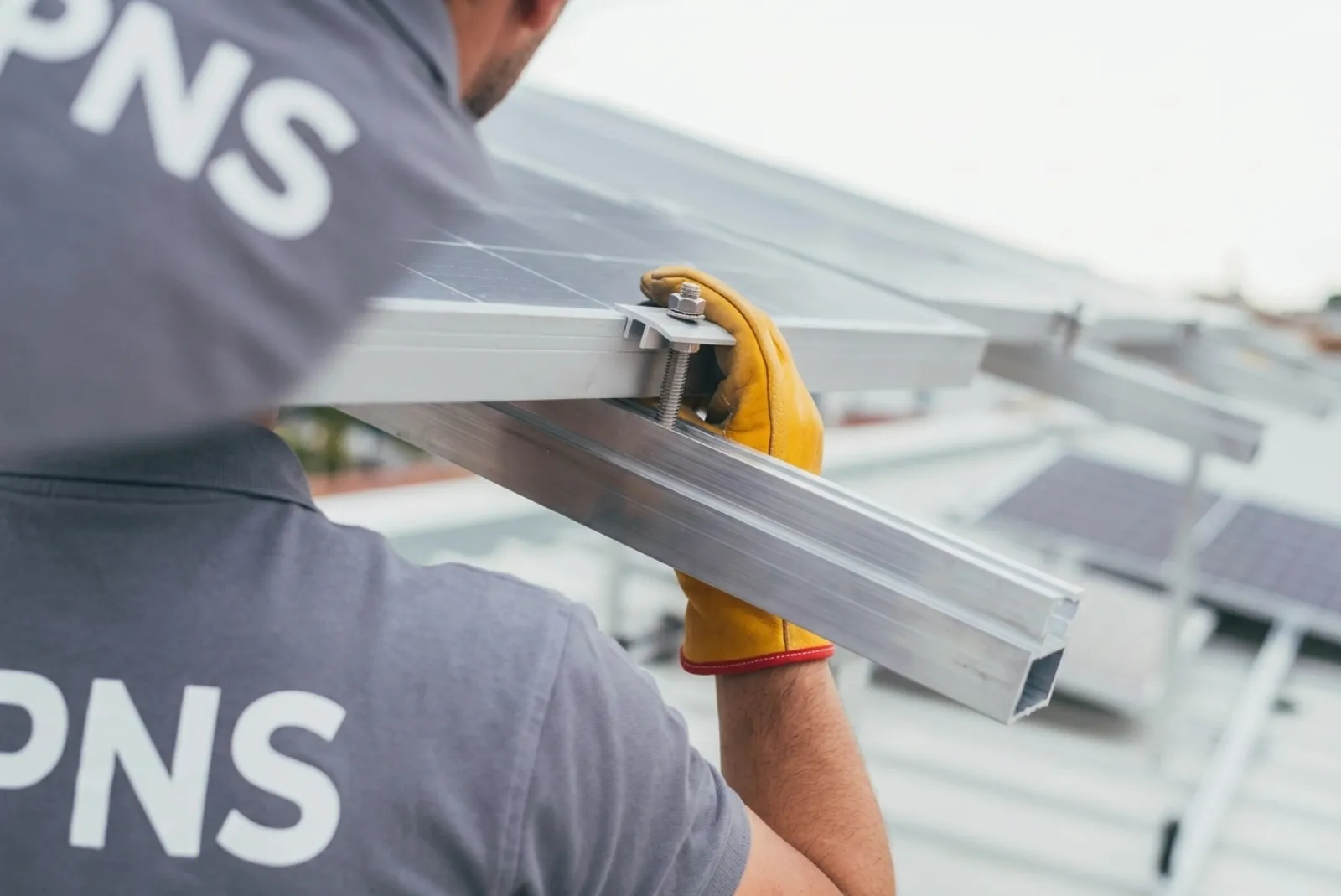 Gros plan technique pose rails de panneaux solaires PNS à Amiens